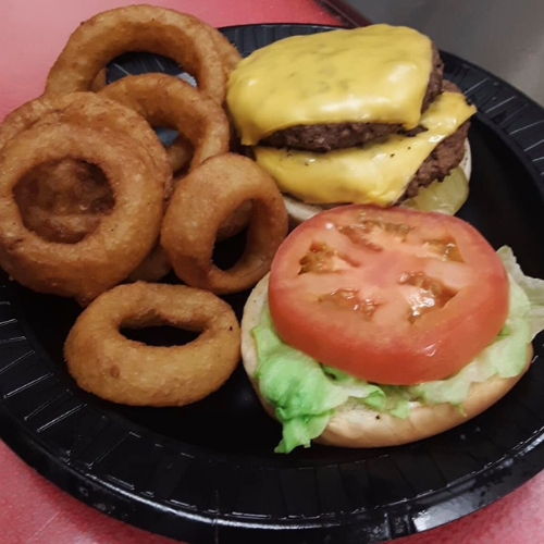 Cheeseburger with onion rings